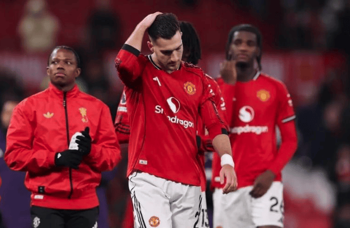 开云体育-包含转会期体能课后，曼联遗憾出局备战足总杯，话题不断，赛程密集仍需轮换的词条